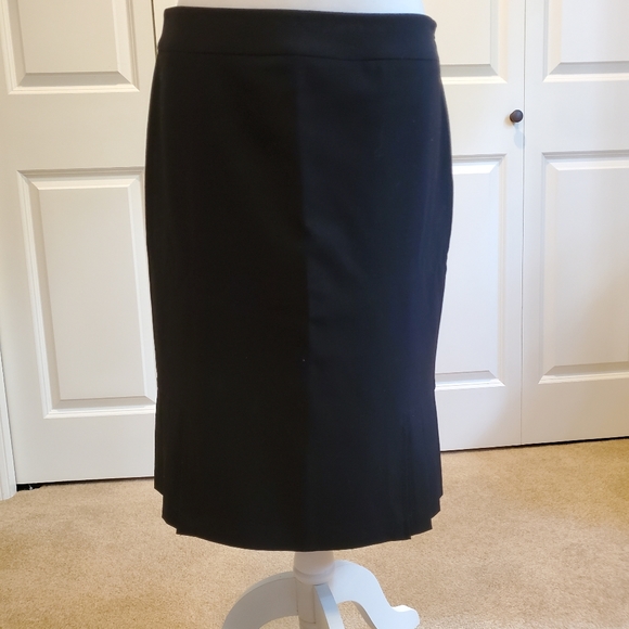 Tahari Black Skirt Sz 6 w/ side pleats - Picture 1 of 7